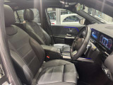 メルセデス・ベンツの定める厳しい基準をクリアしたお車のみをご案内させて頂きます。納車前整備はメーカー規定に基づき100項目以上にも及ぶ点検を熟練のメカニックによって行いご納車させて頂きます。