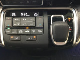 オートエアコンは左右席で独立温度コントロールが可能です。シートヒーター付きで、冷えた車内でもスイッチを押せば数秒で座面と背もたれがあたたかくなります。インパネシフトで足元スッキリ。
