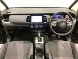 車内は光触媒抗菌消臭施工済です。スタイリッシュなデザインでスポーティなインパネ周りを演出します。グローブボックスやカップホルダーのほかにトレーなどたくさんの収納スペースが付いています。