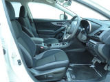 ■運転席シートです。座り心地を高めた座面構造となっておりますので、近場へのちょっとした移動やロングドライブ時など、どんな時でも快適なドライビングを楽しんでいただく事が可能です。