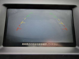 ナビ画面にバックビュ-モニタ-の映像を映し出しています。  狭い場所での車庫入れをサポ-トしてくれる便利アイテムです。
