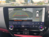 【全方位型モニター】クルマを上空から見下ろしているかのように、直感的に周囲の状況を把握できる全方位型モニター。狭い場所での駐車でも周囲が映像で確認できます。