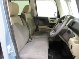 フロントベンチシートだから運転席助手席足元もゆったり広々快適です。助手席への移動も楽々です。