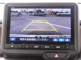 リバース時にはリアカメラにより後方の確認も可能です。「ノーマル・ワイド・トップダウンビュー」の3つから状況に合わせて切り替え可能です。