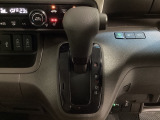 CVT車のセレクトレバーです。低速から高速まで、変速ショックのないスムーズな走りを実現するとともに、エンジン効率のよい領域を維持することで燃費にも貢献します。