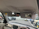 運転席にはミラー付きサンバイザーを装備☆