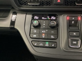 トリプルゾーンコントロールフルオートエアコンなので、スイッチ1つでオールシーズン、運転席や助手席、リア席を別々に快適温度に設定する事が出来ます。