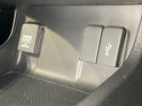 アクセサリーソケットはUSBのアダプターなどをつければ、スマホの充電にも使えます。横にはナビゲーション用の外部入力可能なUSB端子がついており、周辺には物が置けるトレーがついています。