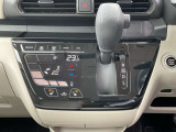 オートエアコン。運転席、助手席を温めるシートヒーターのスイッチです。