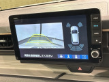 リバースギアに入れるだけで後方の表示へ切り替わります。夜間や雨の日の駐車も楽になりますよ。