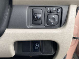 【アイドリングストップ】信号待ち等で、停車させると自動的にエンジンを停止し、再び走行するときは自動的にエンジンを始動することで、排気ガスの発生や騒音を抑制するとともに燃費を向上。キャンセルも出来ます。