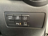 運転席横のスイッチでアイドリングスイッチやパーキングセンサーのON/OFFの切替が可能です。