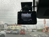 最近では付いてる車も多くなってきました。中古車ではまだまだ付いていればラッキーなドライブレコーダーです♪
