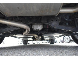 車両後方からの下回りです。マフラー防錆塗装や下回り防錆施工等も可能でございます。