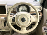 インテリアに合わせたデザインのステアリングは、運転される方のことも考え、運転しやすい形状、大きさです。是非一度、実際に触ってお確かめください。