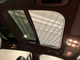 パノラミックルーフで明るい車内と開放感あるドライブをお楽しみいただけます。