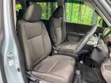 運転席まわりには十分なスペースがあり、大柄な方でもゆったり運転していただける環境です。