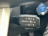 【レーダークルーズコントロール】アクセルを踏まなくても、設定した速度で走行できます。先行車との車間距離を適切に維持する追従走行の機能も有しています。機能には限界があるためご注意ください。