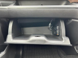 【グローブボックス】大容量のグローブボックスです!!車検証ケース他、日頃使う小物類の収納スペースもたくさんあります!
