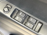 【電動格納ミラー】サイドミラーは電動格納式となっており、狭い駐車場でもキズがつくリスクを抑えられます。