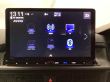 HondaCONNECT対応の便利なナビディスプレー。お持ちのスマートフォンと連携して、ナビやBluetoothでの音楽再生が可能です。デザインはもちろん、操作性も良好です。