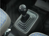 ◆5速マニュアルミッション◆しっくりと手になじむ形状のシフトノブです。