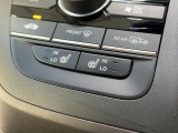 運転席&助手席にはシートヒーターが付いてます。寒い冬でもスイッチONで座面をあたたかくして、ドライブをさらに快適にしてくれます。シフトまわりにあるスイッチでHIとLOの2段階に温度設定が可能です。