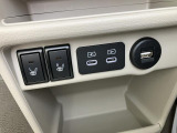 シートヒータースイッチと各種給電口です。