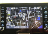 スマホやiPhoneと連携し、対応アプリをディスプレイに表示させて使うディスプレイオーディオ。使い慣れた従来のトヨタ車載ナビが利用できるエントリーナビキットを装着しています。
