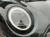 LEDヘッドライト。キセノンライトに比べて明るさと照射範囲が向上し、消費電力も低減のため省燃費にに貢献。周囲のリング部分はデイライトとして日中ヘッドライトOFF時も点灯します。