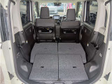 リアシートを倒せば更に荷室は広がります☆