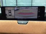 狭い場所での駐車やすれ違いなどでより的確な運転操作に役立つ360&deg;ビューモニターが装備されています。