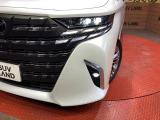 【LEDヘッドライト】悪天候や夜間走行時も良好な視界を確保し安心して運転できる高輝度LEDヘッドライトを装備!点灯速度が早く、消費電力も抑えられています。