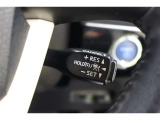 追従機能付クルーズコントロール搭載です。先行車を検知して適切な車間距離を保てる速度に調整、先行車がいなくなったら設定速度で走行を続けてくれます。運転操作の負担を軽減し、疲労軽減に貢献してくれます。