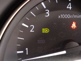 対向車や周囲の状況を判断してハイビーム/ロービームを自動で切り替えます。積極的にハイビームを使い、夜間でも安心して走行できます。