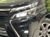 【LEDヘッドライト】悪天候や夜間走行時も良好な視界を確保し安心して運転できる高輝度LEDヘッドライトを装備!点灯速度が早く、消費電力も抑えられています。