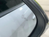 【ブラインドスポットモニター】走行中、ドアミラーの死角になりやすい箇所に後続車が接近するとサイドミラーのレンズに警告を表示!ドライバーに注意喚起をしてくれます。