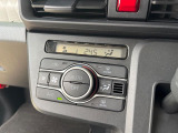 【オートエアコン】一度お好みの温度に設定すれば、車内の温度を検知し風量や温度を自動で調整。暑い&hellip;寒い&hellip;と何度もスイッチ操作をする必要はありません。快適な車内空間には必須の機能ですね♪