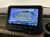 リバースギアに入れるだけで後方の表示へ切り替わります。夜間や雨の日の駐車も楽になりますよ。