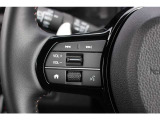 ハンドル左部分でオーディオ操作が可能。そのため、運転中でも目線をずらさずに安全運転♪スマートフォンを接続してハンズフリー通話も可能です。