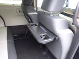 ■シートバックテーブル■運転席・助手席の後ろには収納可能なテーブルが付いています。