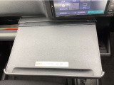 収納式のトレーを装備しています