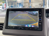 【バックカメラ】運転が苦手な方も車庫入れラクラクです!ギアをリバースに入れれば自動的に切り換わりますので、面倒な操作は不要です♪狭い駐車場もお車を傷つけず安心ですね!