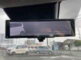 スマートルームミラー:車両後方のカメラ映像をミラー面に映し出すので、車内の状況や、天候などに影響されずいつでもクリアな後方視界が得られます。