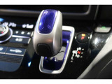 インパネシフトだから視線の移動も少なく足元もスッキリ♪運転席もゆったりしているのでゆとりを持ってドライブできますね!
