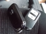 スマートキー付。キーを取り出さなくてもドアロックの施錠・開錠、エンジンの始動が出来ます。雨の日や荷物の多い日にとても便利ですね。