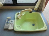 内でいつでも水が使えるシンク付きのキャブコンです!ちょっとした調理やコーヒー用の湯沸かしはもちろん、朝の身支度や夜間の手洗いも車内で完結するため、道の駅やキャンプ場での快適性が向上します。