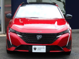 マトリックステクノロジーにより薄型化されたLEDヘッドライトは、LEDデイライトと立体的造形で融合し、質感の高いフロントフェイスを創りあげている。