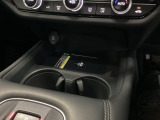 ワイヤレス充電器ついてます!スマートフォンを置くだけで充電可能。ケーブルをつなぐ煩わしさがありません。