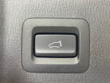【パワーバックドア】スマートキーや運転席のボタンを押すだけでリアゲートが自動で開閉します!荷物を持っている時や、高い位置にあるバックドアを閉める際に便利な機能です♪